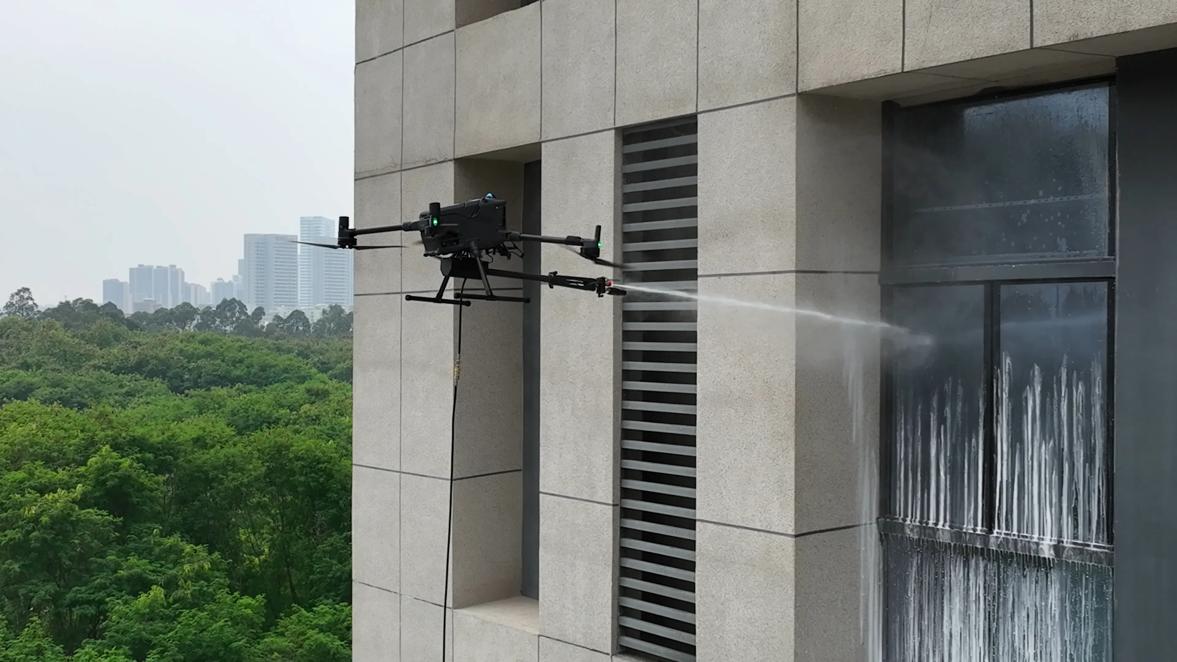 Drohnen-Reinigungssystem DJI Matrice 400 bei der Fassadenreinigung an einem Gebäude